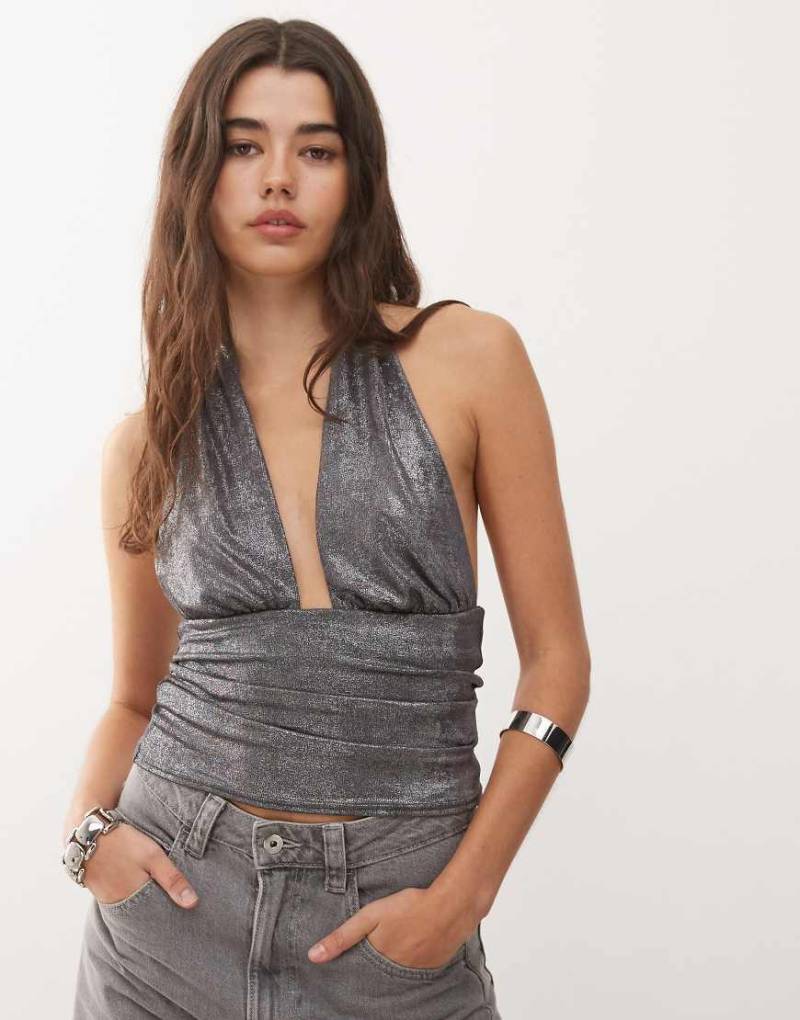 Weekday - Schimmerndes Neckholder-Oberteil in gebrochenem Schwarz mit tiefem Ausschnitt von Weekday