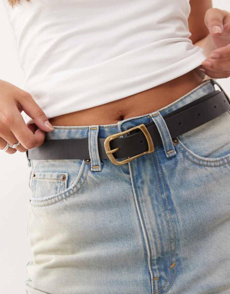 Weekday - Schmal geschnittener Gürtel aus Kunstleder in Schwarz von Weekday