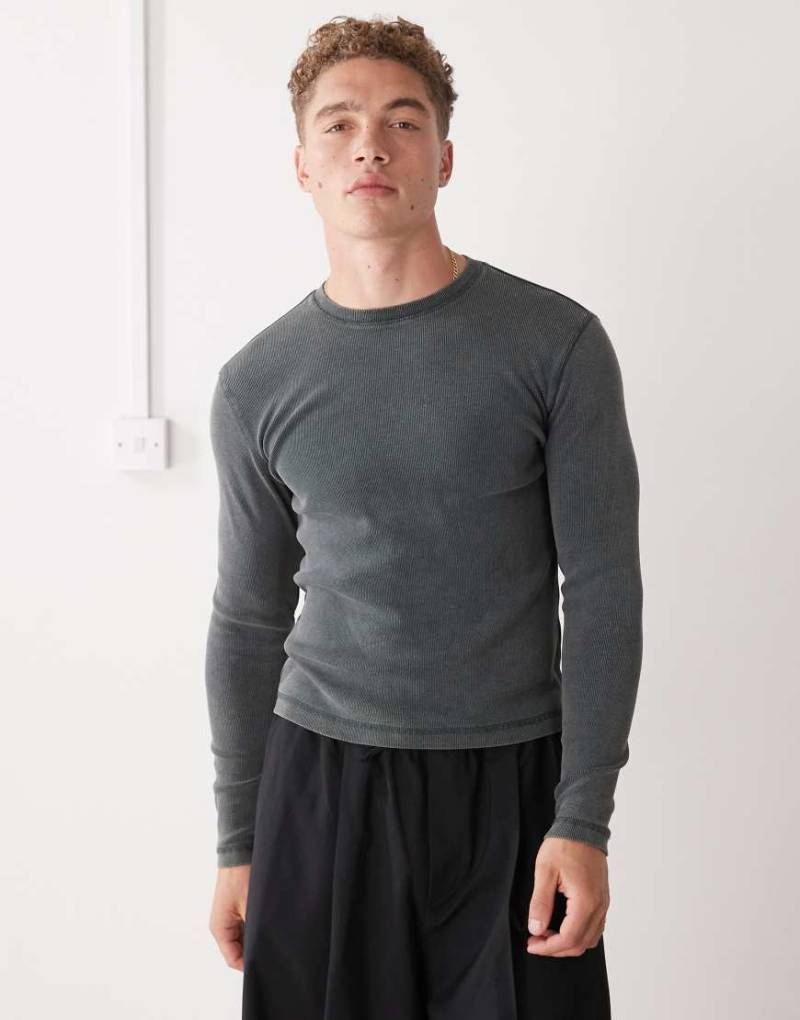 Weekday - Schmal geschnittenes, geripptes, langärmliges T-Shirt in verwaschenem Dunkelgrün von Weekday