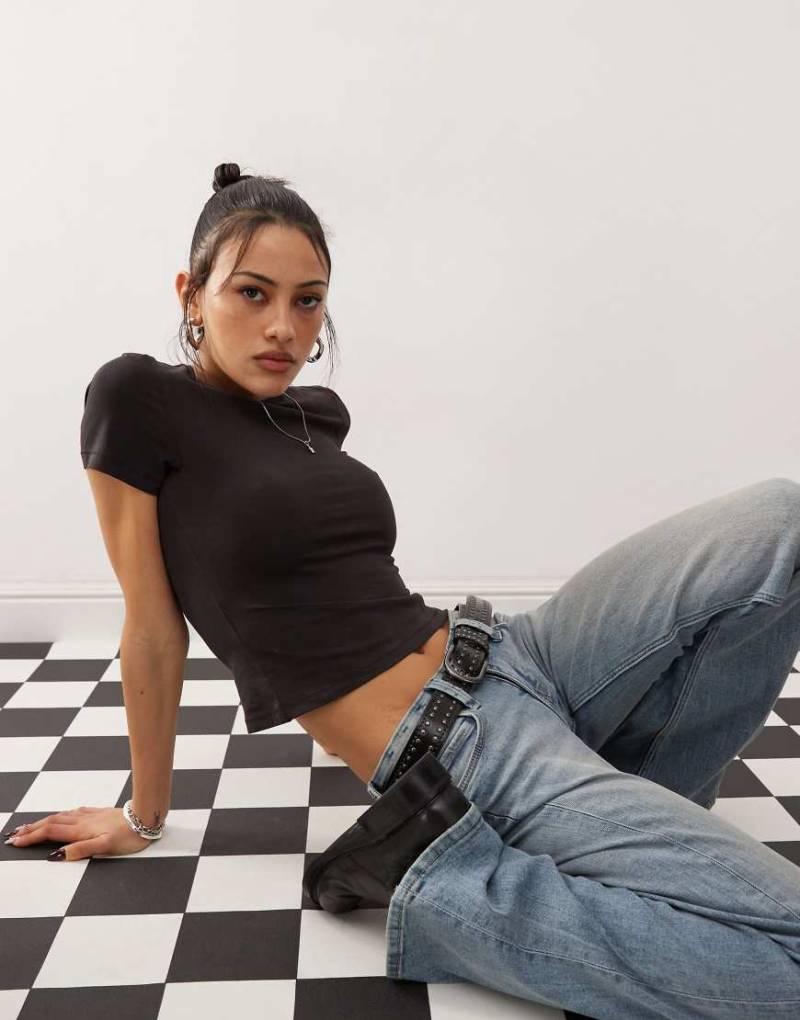 Weekday - Schmal geschnittenes T-Shirt in Dunkelbraun von Weekday