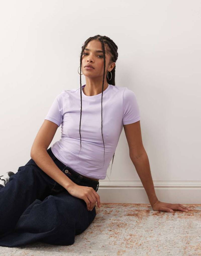 Weekday - Schmal geschnittenes T-Shirt in Flieder-Lila von Weekday