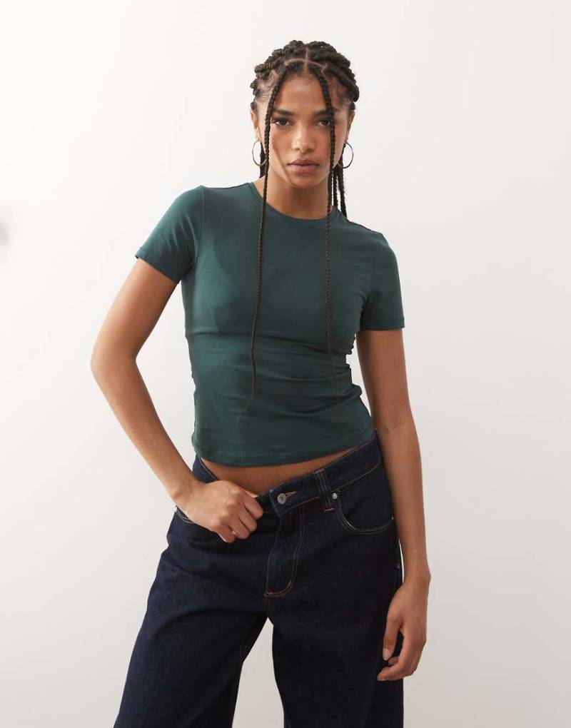 Weekday - Schmal geschnittenes T-Shirt in Petrolgrün von Weekday