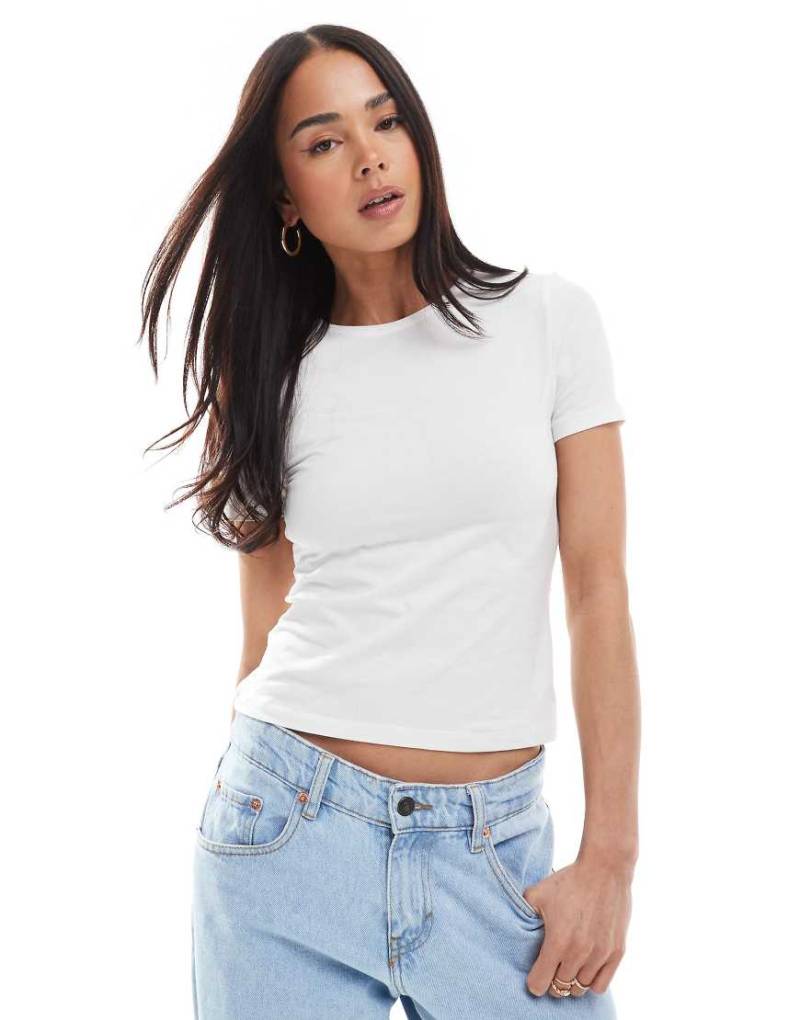 Weekday - Schmal geschnittenes T-Shirt in Weiß von Weekday