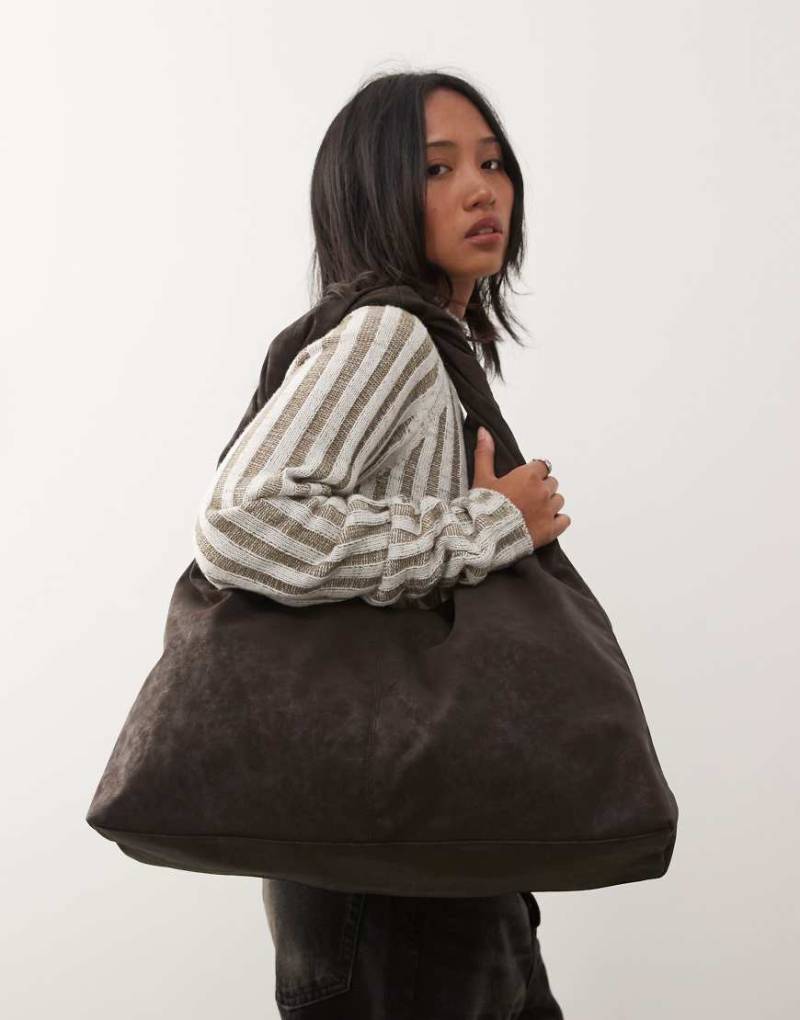 Weekday - Schultertasche aus weichem Wildlederimitat in Dunkelbraun-Brown von Weekday