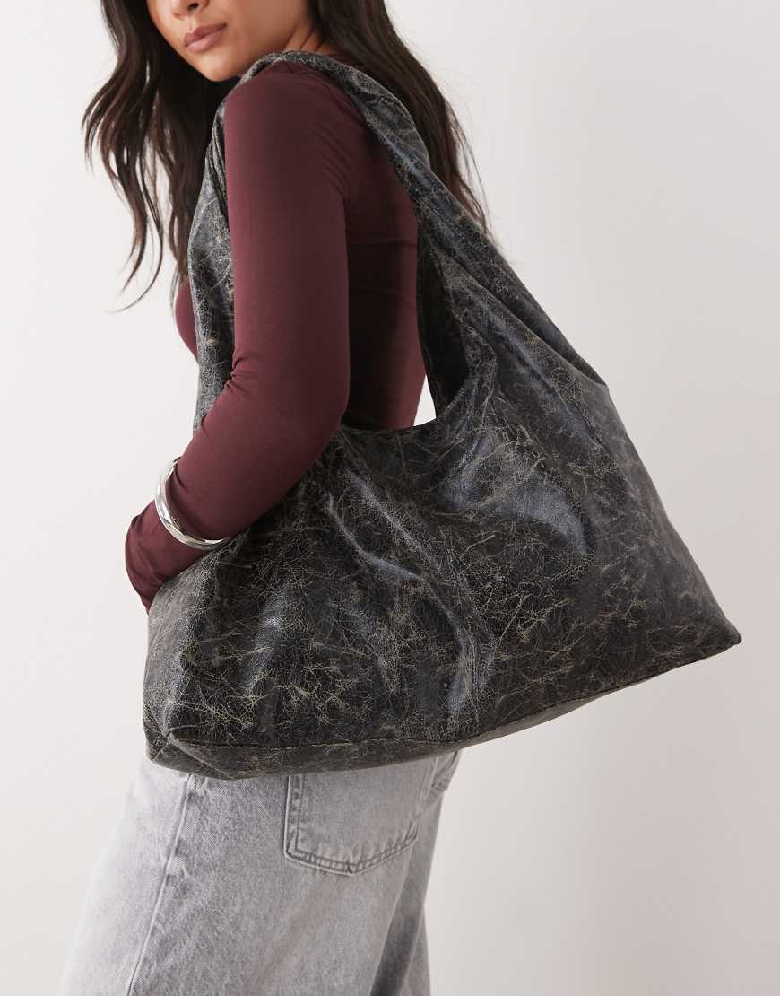 Weekday - Schultertasche aus weichem Wildlederimitat in rissigem Schwarz von Weekday