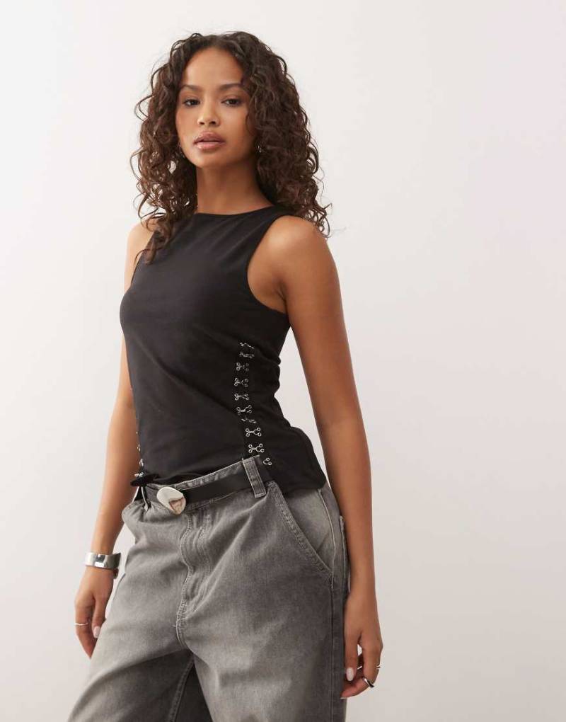 Weekday - Schwarzes Tanktop mit Haken- und Ösendetail von Weekday