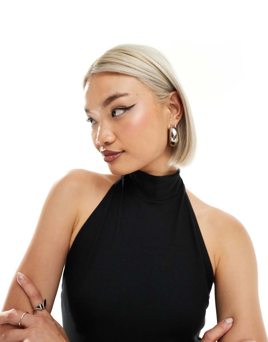 Weekday - Shyla - Hochgeschlossenes Neckholder-Oberteil in Schwarz Weekday - Shyla - Hochgeschlossenes Neckholder-Oberteil in Schwarz von Weekday