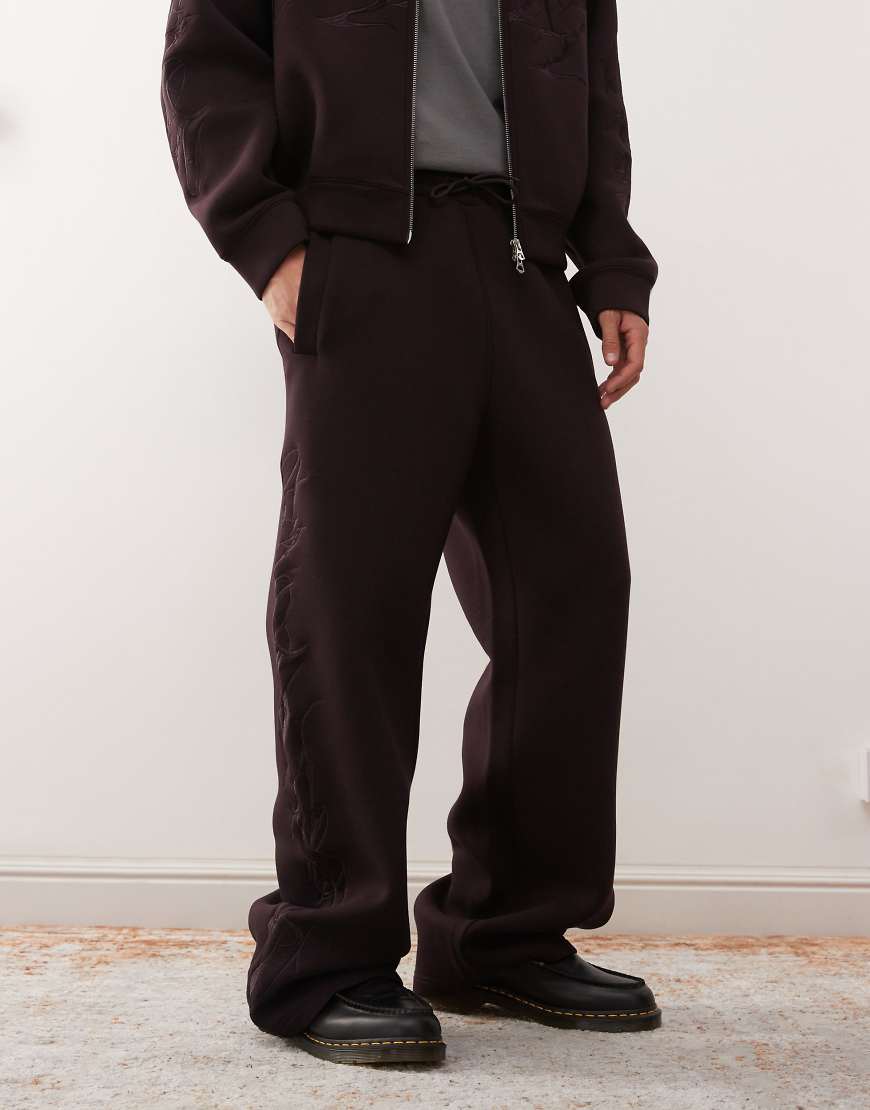 Weekday - Simon - Jogginghose aus neoprenartigem Stoff in Burgunderrot mit Motivstickerei, Kombiteil von Weekday