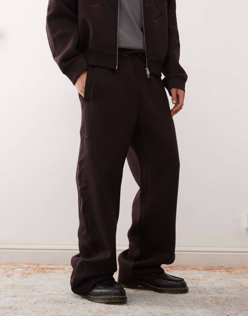 Weekday - Simon - Jogginghose aus neoprenartigem Stoff in Burgunderrot mit Motivstickerei, Kombiteil Weekday - Simon - Jogginghose aus neoprenartigem Stoff in Burgunderrot mit Motivstickerei, Kombiteil von Weekday