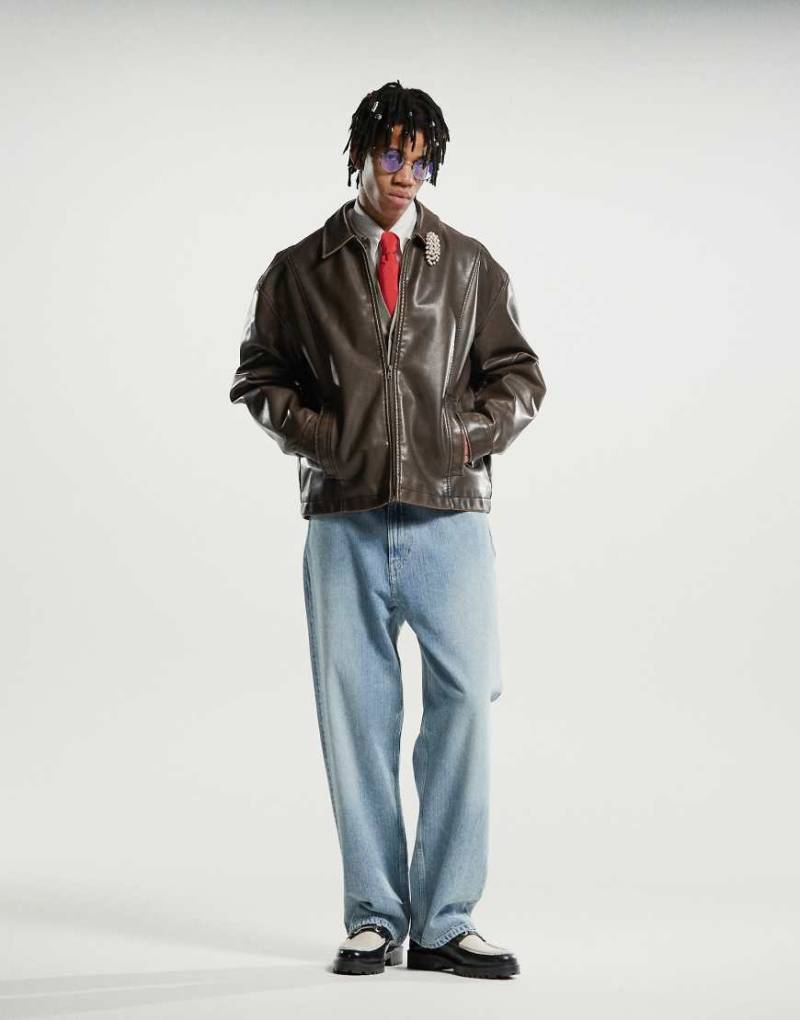 Weekday - Space - Jeans in verwaschener blauer Waschung mit lockerem, geradem Schnitt von Weekday