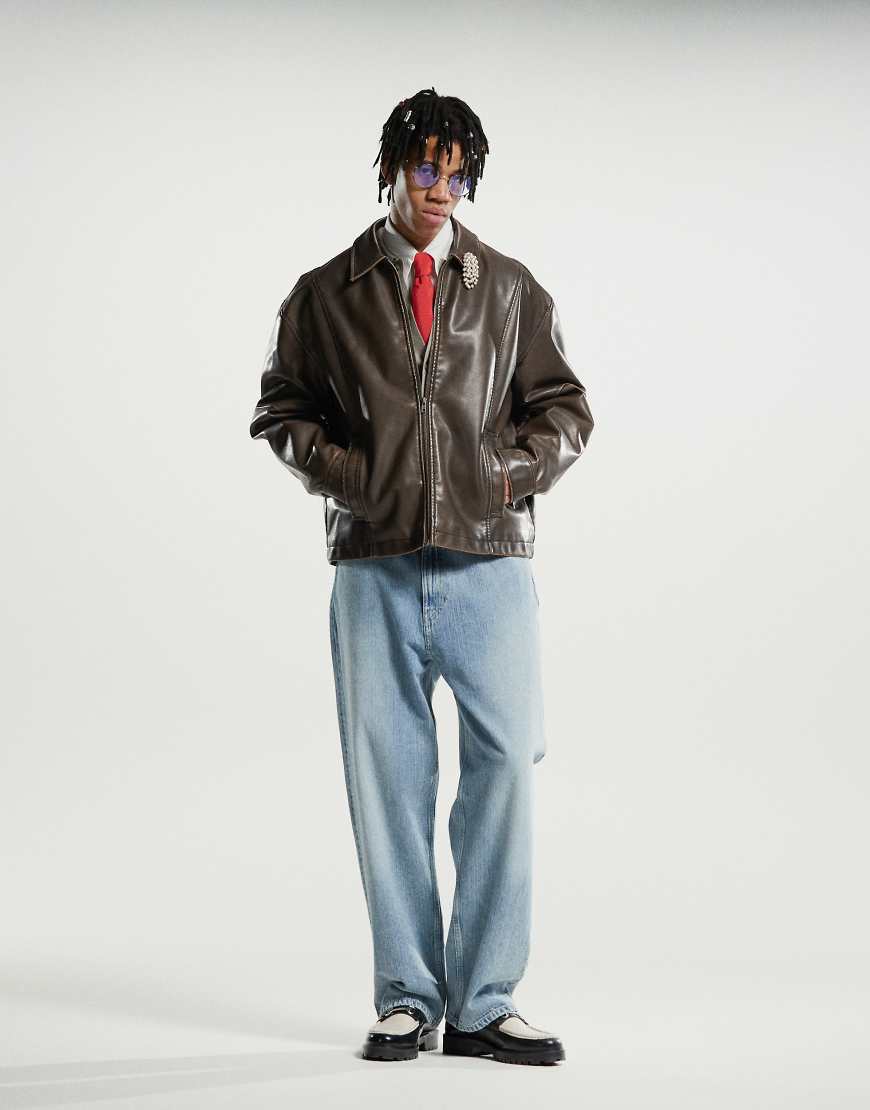 Weekday - Space - Jeans in verwaschener blauer Waschung mit lockerem, geradem Schnitt Weekday - Space - Jeans in verwaschener blauer Waschung mit lockerem, geradem Schnitt von Weekday