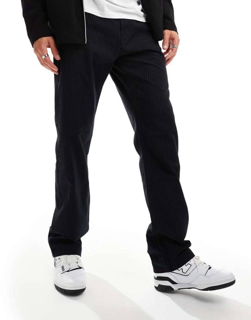 Weekday - Space - Lockere Hose in Schwarz mit Nadelstreifen von Weekday
