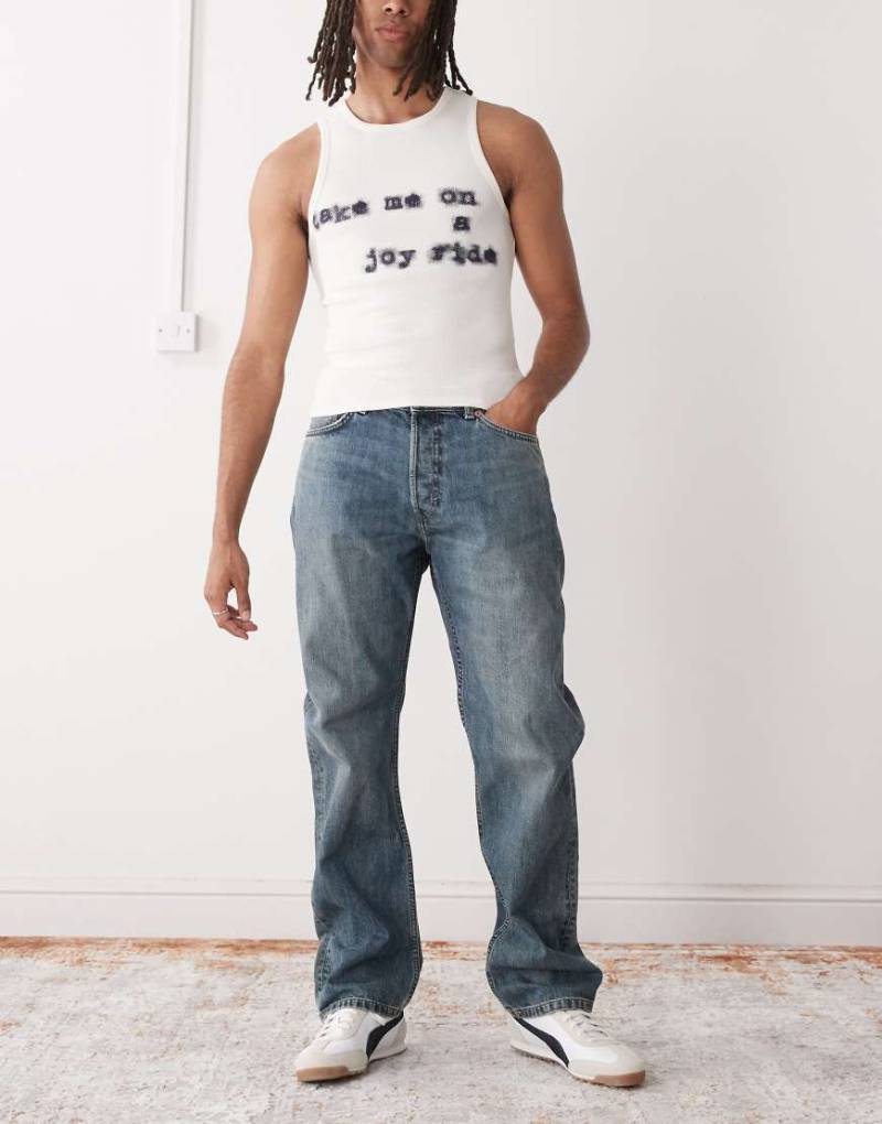 Weekday - Space - Relaxed Fit Jeans mit geradem Schnitt und Waschung in Vintage-Blau von Weekday