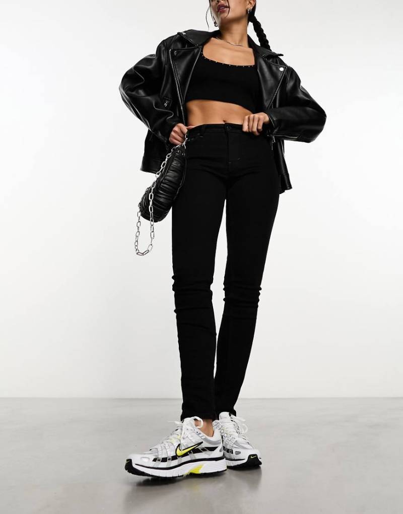 Weekday - Spare - Skinny-Jeans in Schwarz mit mittelhohem Bund von Weekday