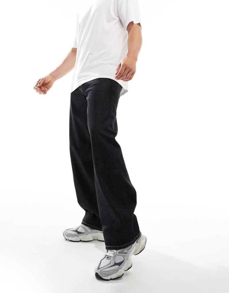 Weekday - Sphere - Locker geschnittene Jeans in schwarzer Acid-Waschung mit niedrigem Bund von Weekday