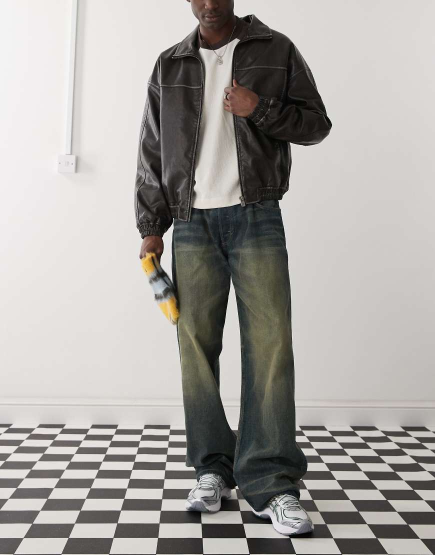 Weekday - Sphere - Weite Jeans in blauer Dirty-Waschung mit niedrigem Bund und Used-Detail von Weekday