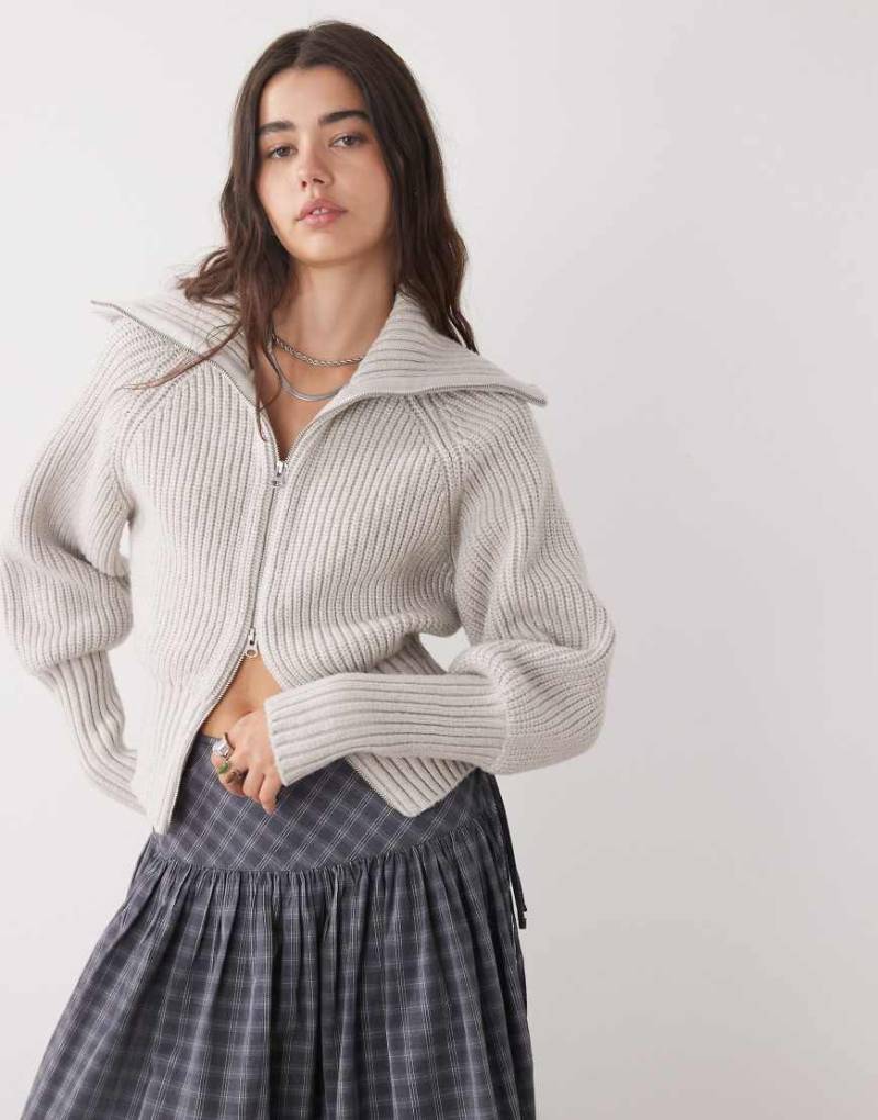 Weekday - Strickjacke aus Rippstrick in Wollweiß mit durchgehendem Reißverschluss von Weekday