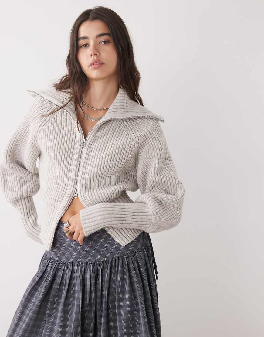 Weekday - Strickjacke aus Rippstrick in Wollweiß mit durchgehendem Reißverschluss von Weekday
