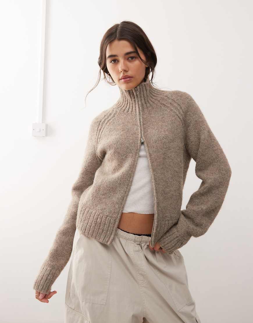 Weekday - Strickjacke aus flauschigem Wollmix in maulwurfbraun meliert mit Reißverschluss-Brown von Weekday