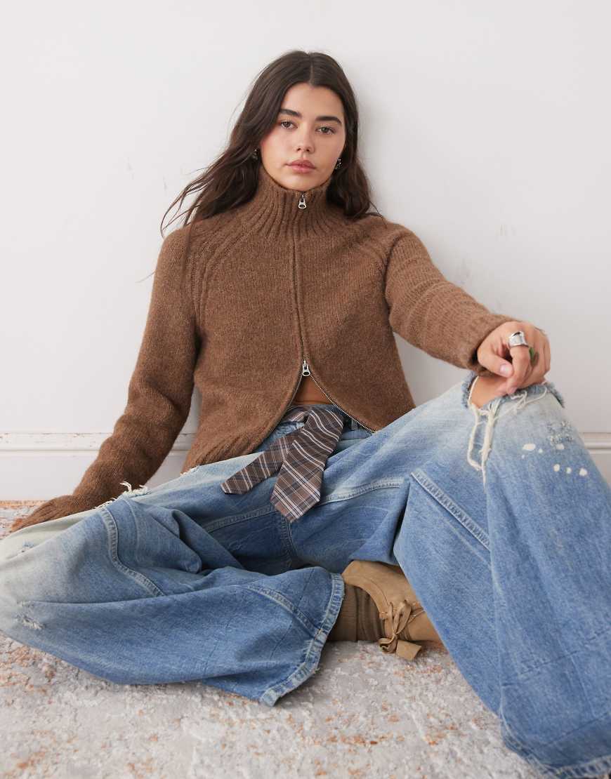 Weekday - Strickjacke aus flauschigem Wollmix in meliertem Braun mit Reißverschluss-Brown von Weekday