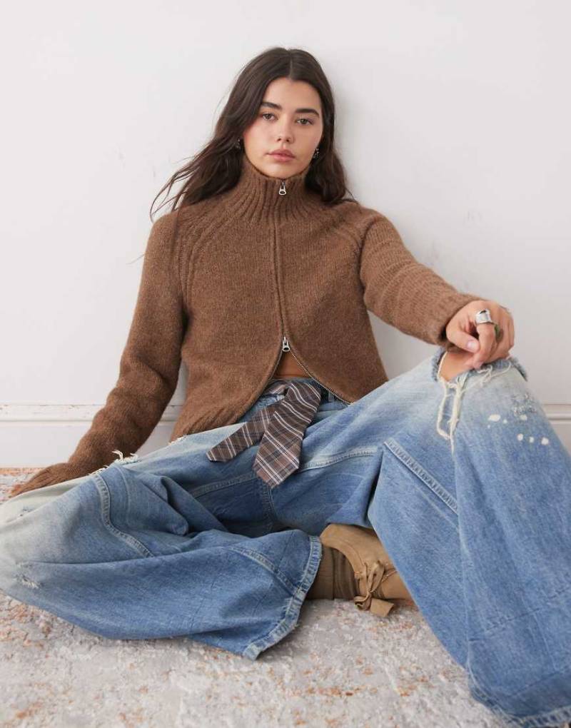 Weekday - Strickjacke aus flauschigem Wollmix in meliertem Braun mit Reißverschluss-Brown von Weekday