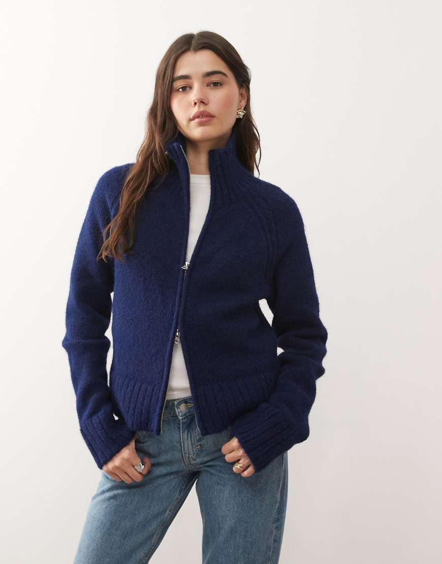 Weekday - Strickjacke aus flauschigem Wollmix in meliertem Marineblau mit Reißverschluss von Weekday