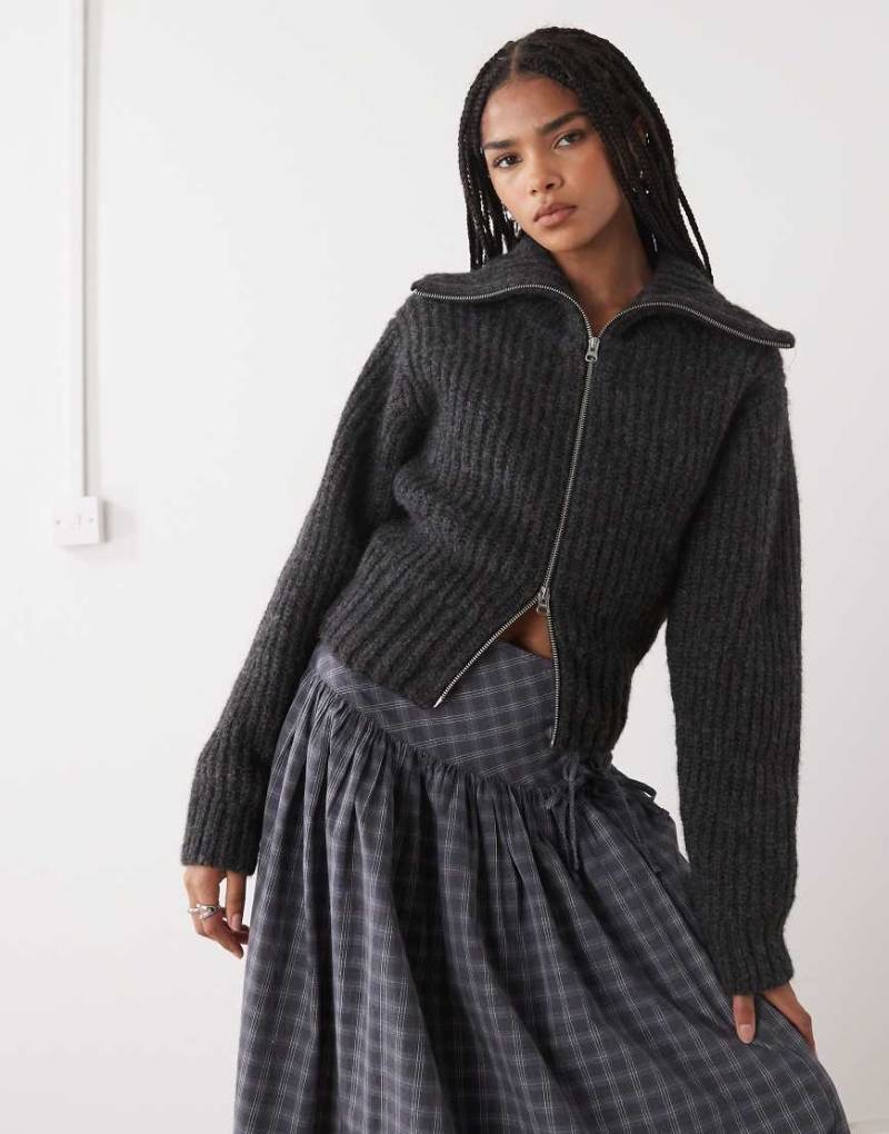 Weekday - Strickjacke in gebrochenem, meliertem Schwarz mit grobem Rippenmuster und Reißverschluss von Weekday