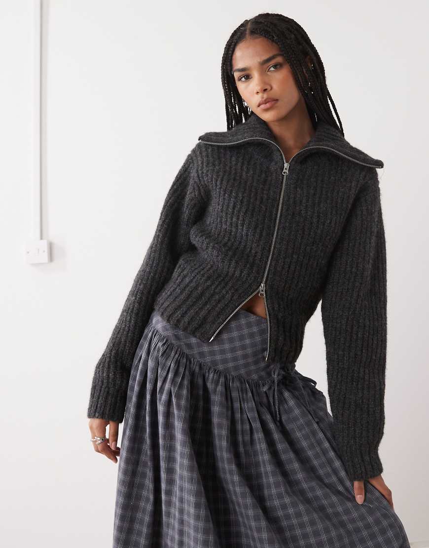 Weekday - Strickjacke in gebrochenem, meliertem Schwarz mit grobem Rippenmuster und Reißverschluss von Weekday