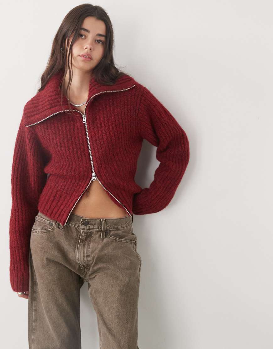 Weekday - Strickjacke in meliertem Burgunderrot mit grobem Rippenmuster am Saum und Reißverschluss Weekday - Strickjacke in meliertem Burgunderrot mit grobem Rippenmuster am Saum und Reißverschluss von Weekday