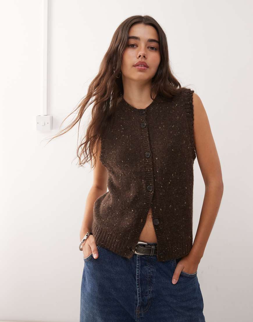 Weekday - Strickweste in Braun meliert mit hohem V-Ausschnitt-Brown von Weekday