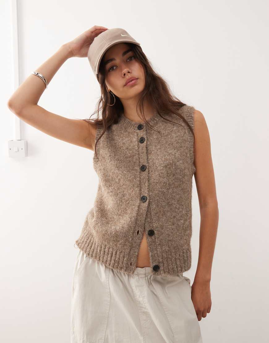 Weekday - Strickweste in beige meliert mit hohem V-Ausschnitt, exklusiv bei ASOS-Brown von Weekday