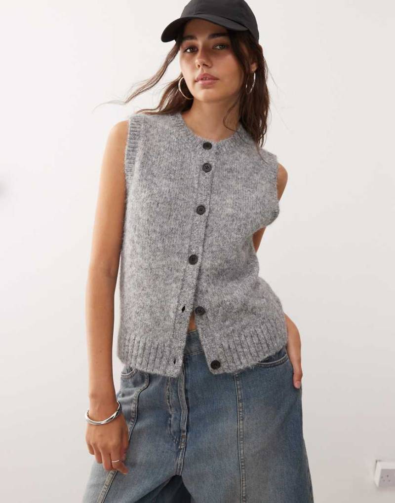 Weekday - Strickweste in dunkelgrau meliert mit hohem V-Ausschnitt, exklusiv bei ASOS Weekday - Strickweste in dunkelgrau meliert mit hohem V-Ausschnitt, exklusiv bei ASOS von Weekday