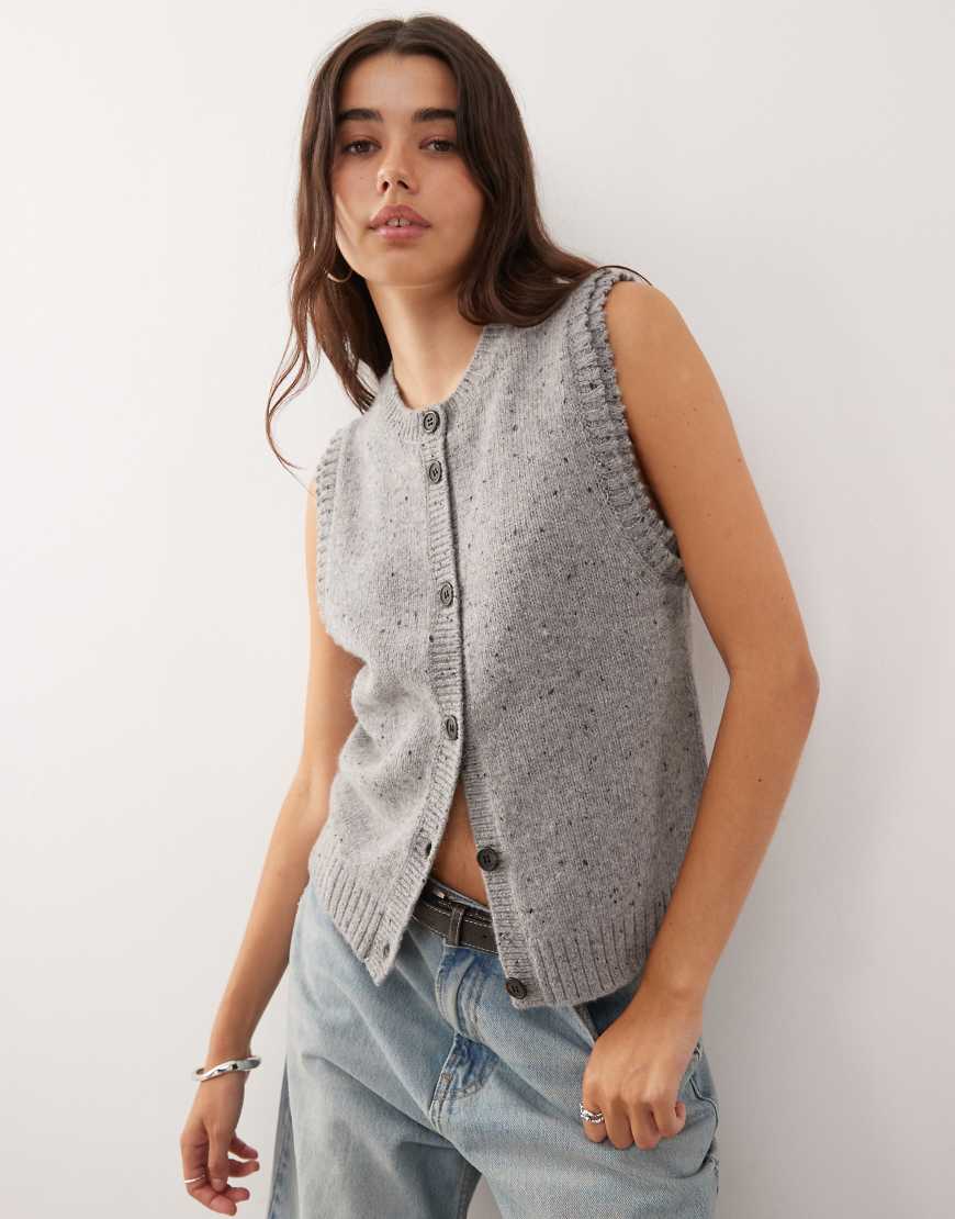 Weekday - Strickweste in grau meliert mit hohem V-Ausschnitt von Weekday