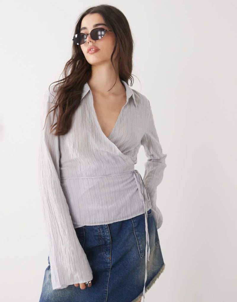 Weekday - Strukturiertes Wickelhemd in Grau mit Streifen von Weekday