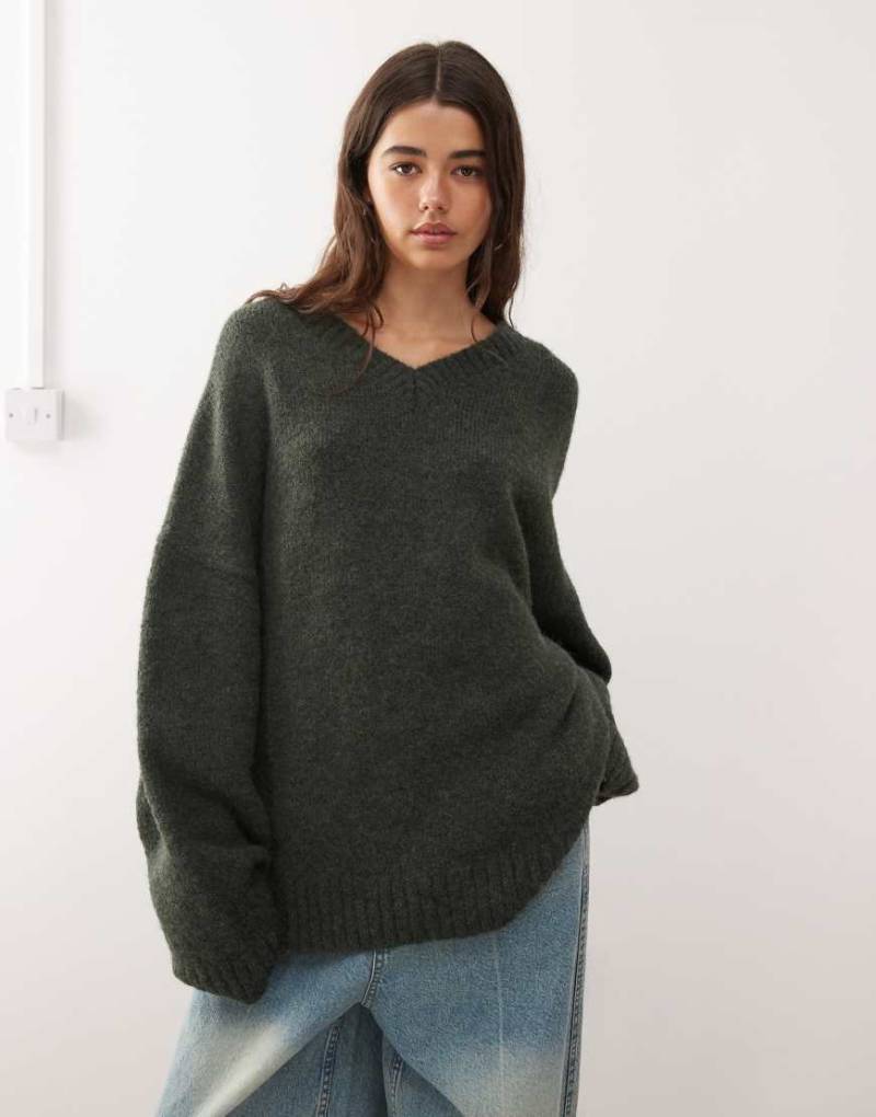 Weekday - Super-Oversize-Pullover aus Wollmix in Dunkelgrün meliert mit V-Ausschnitt von Weekday