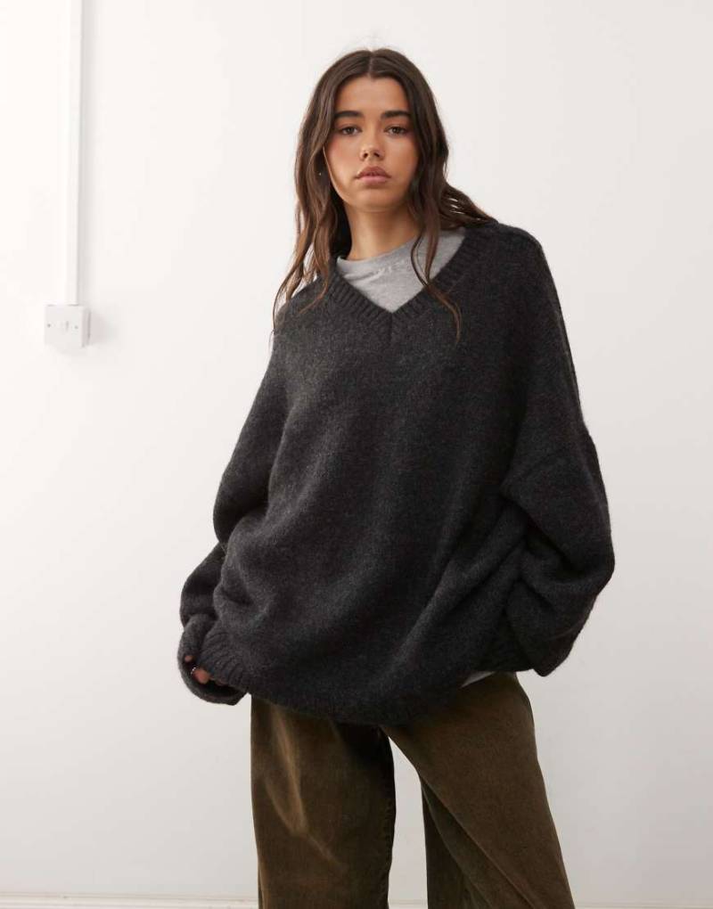 Weekday - Super-Oversize-Pullover aus Wollmix in Schwarz mit V-Ausschnitt von Weekday