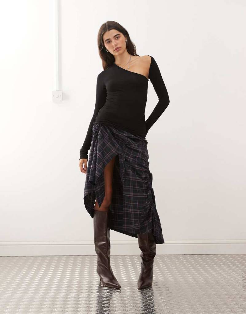 Weekday - Superweiches, langärmliges Oberteil in Schwarz mit asymmetrischem Cut-Out von Weekday