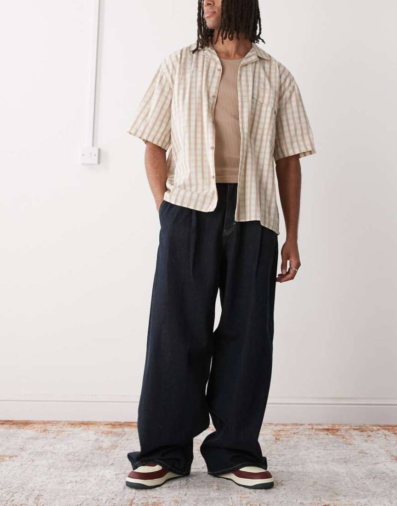 Weekday - Superweite Jeans in klassischem Dunkelblau mit Bundfalten von Weekday