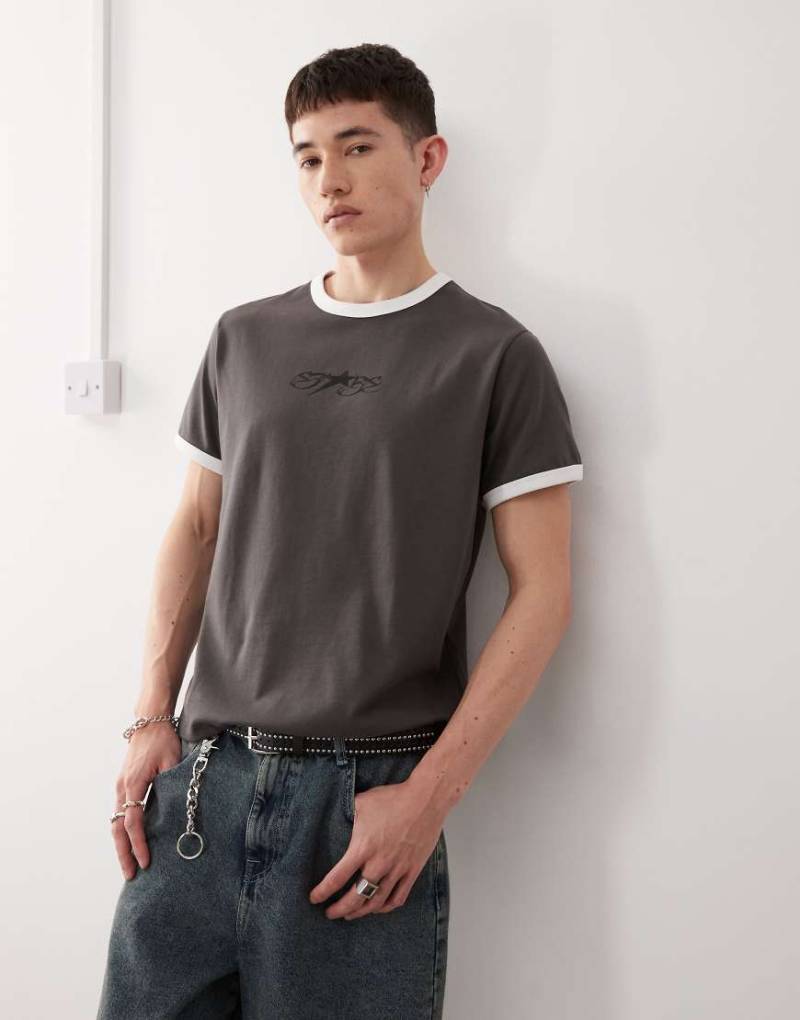 Weekday - T-Shirt in Dunkelgrau mit Grafikprint und andersfarbiger Einfassung von Weekday