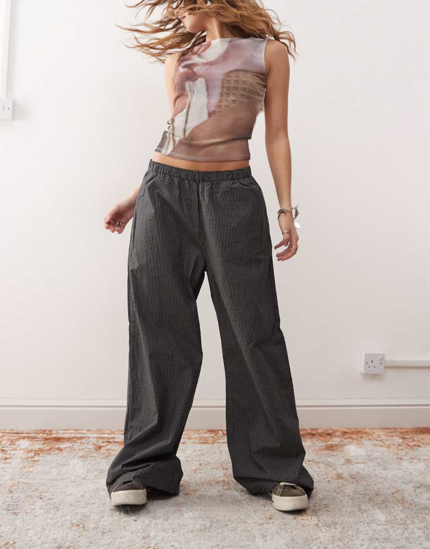 Weekday - Tahnee - Karierte Relaxed Fit Hose in Schwarz Weekday - Tahnee - Karierte Relaxed Fit Hose in Schwarz von Weekday