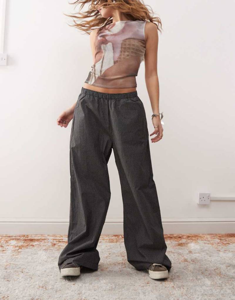 Weekday - Tahnee - Karierte Relaxed Fit Hose in Schwarz von Weekday
