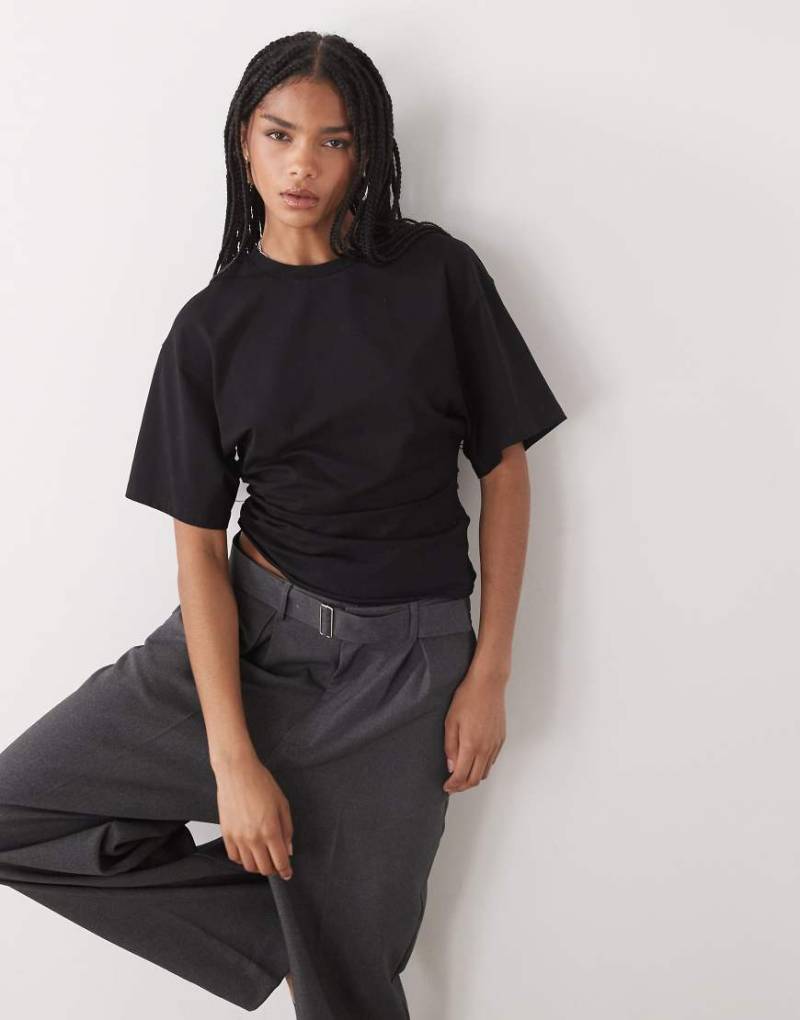Weekday - Tailliertes T-Shirt in Schwarz-Grau Weekday - Tailliertes T-Shirt in Schwarz-Grau von Weekday