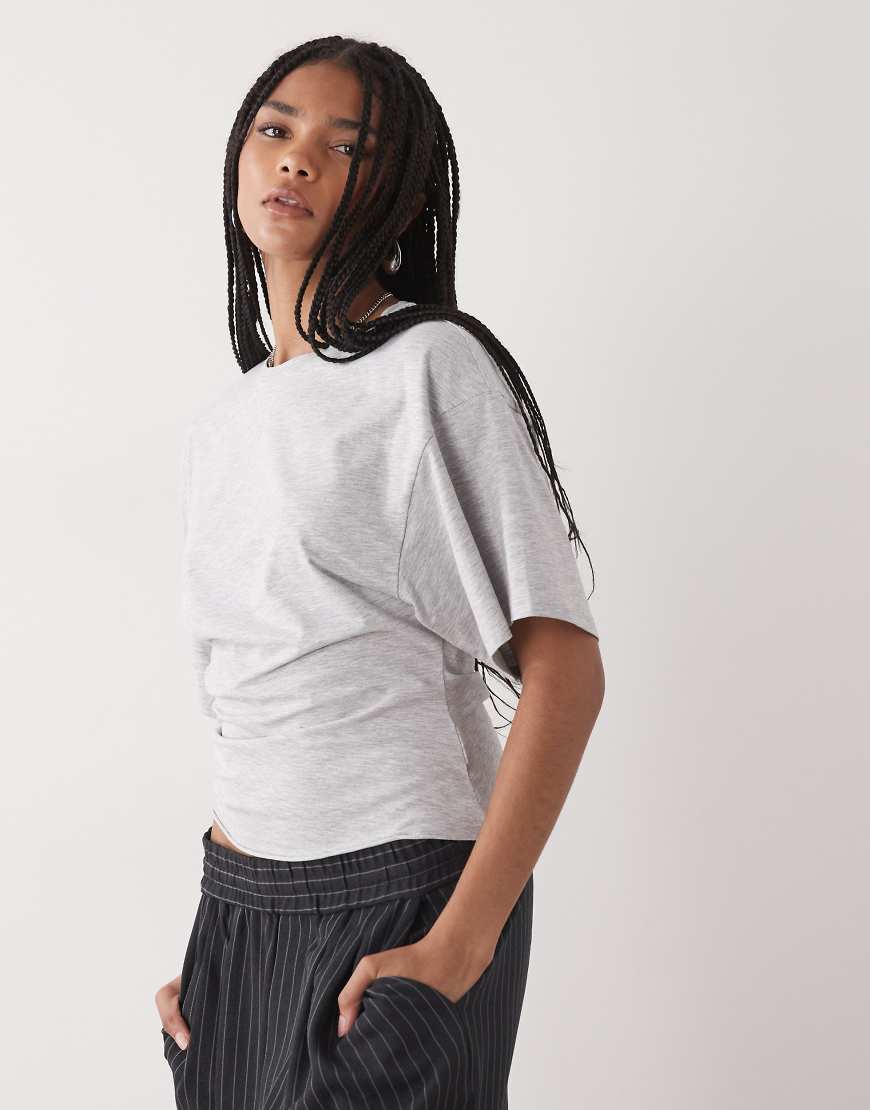 Weekday - Tailliertes T-Shirt in meliertem Grau Weekday - Tailliertes T-Shirt in meliertem Grau von Weekday