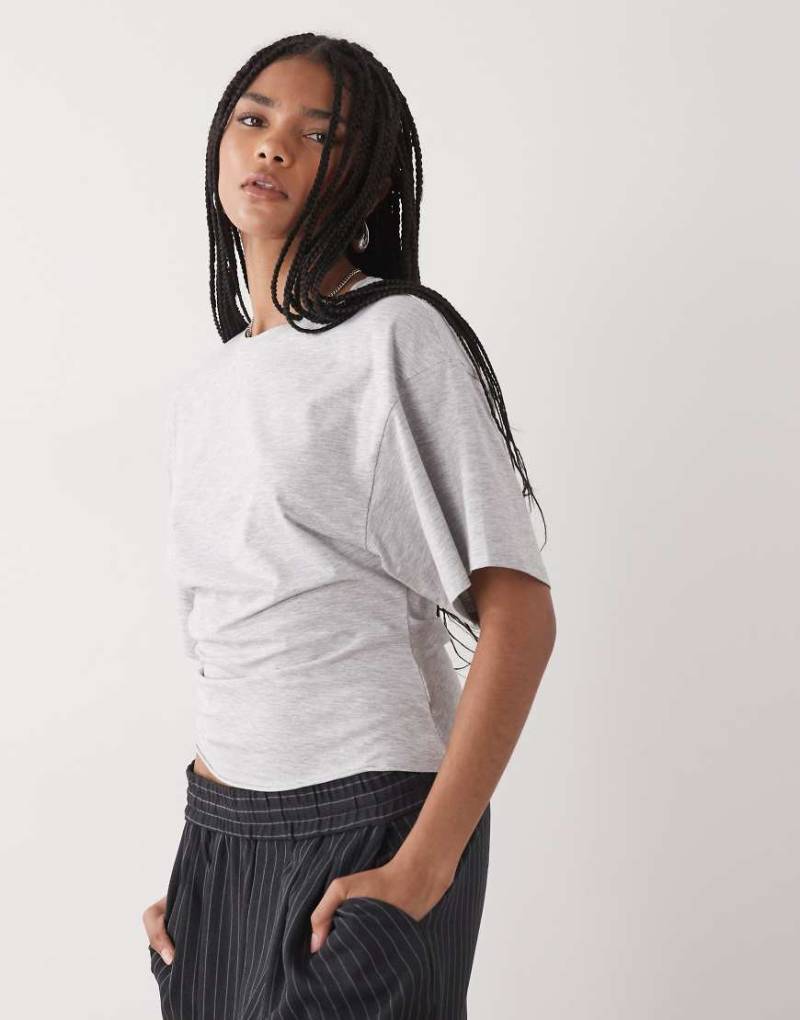 Weekday - Tailliertes T-Shirt in meliertem Grau Weekday - Tailliertes T-Shirt in meliertem Grau von Weekday