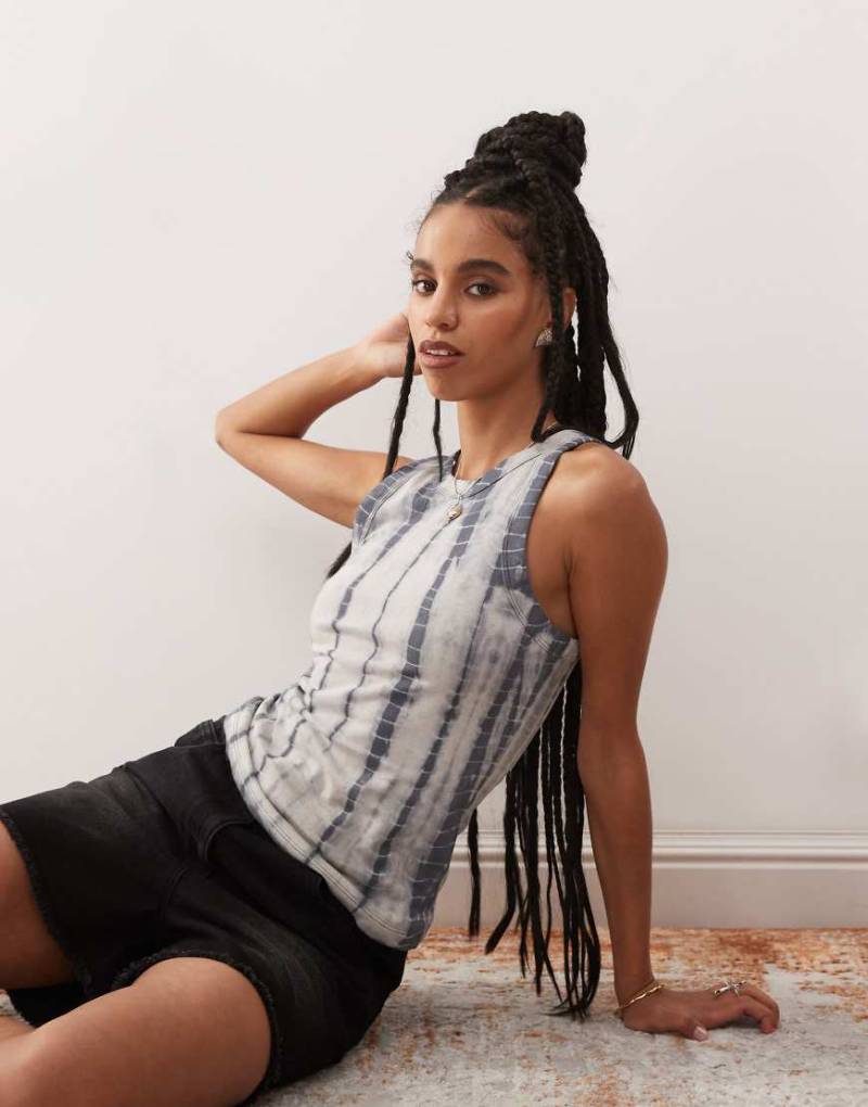 Weekday - Tanktop in Schwarz mit Batikmuster von Weekday