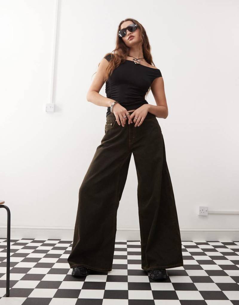 Weekday - Telescope - Extrem weite Baggy-Jeans in Braun mit mittelhohem Bund von Weekday