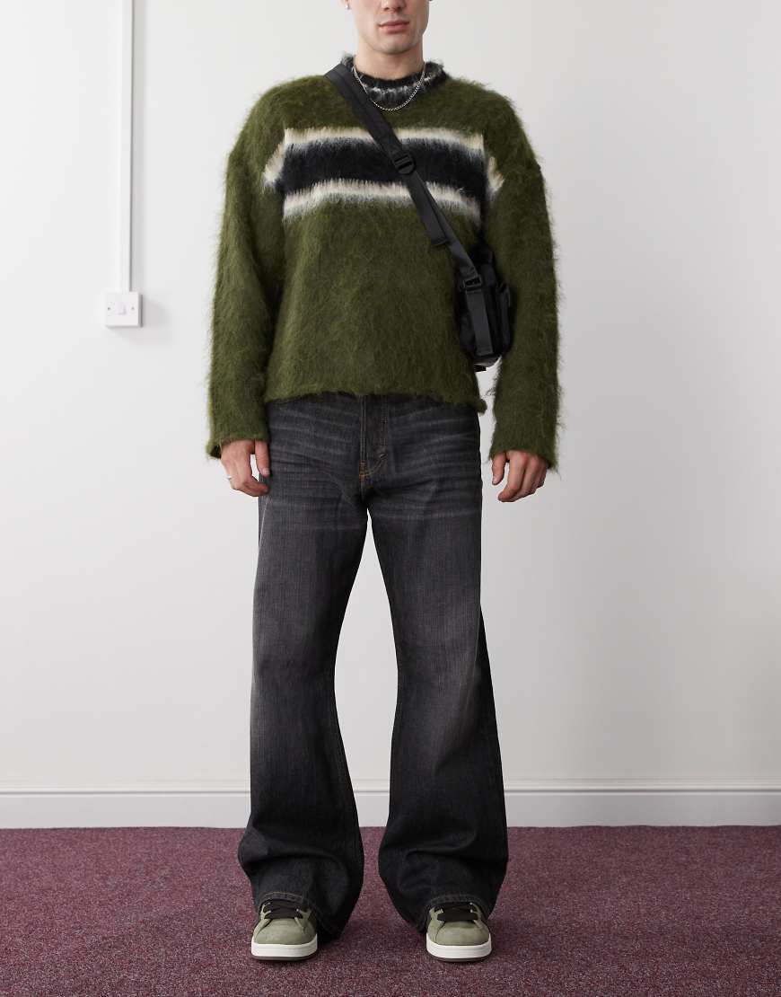Weekday Time - Weit geschnittene Bootcut-Jeans in Aschschwarz Weekday Time - Weit geschnittene Bootcut-Jeans in Aschschwarz von Weekday