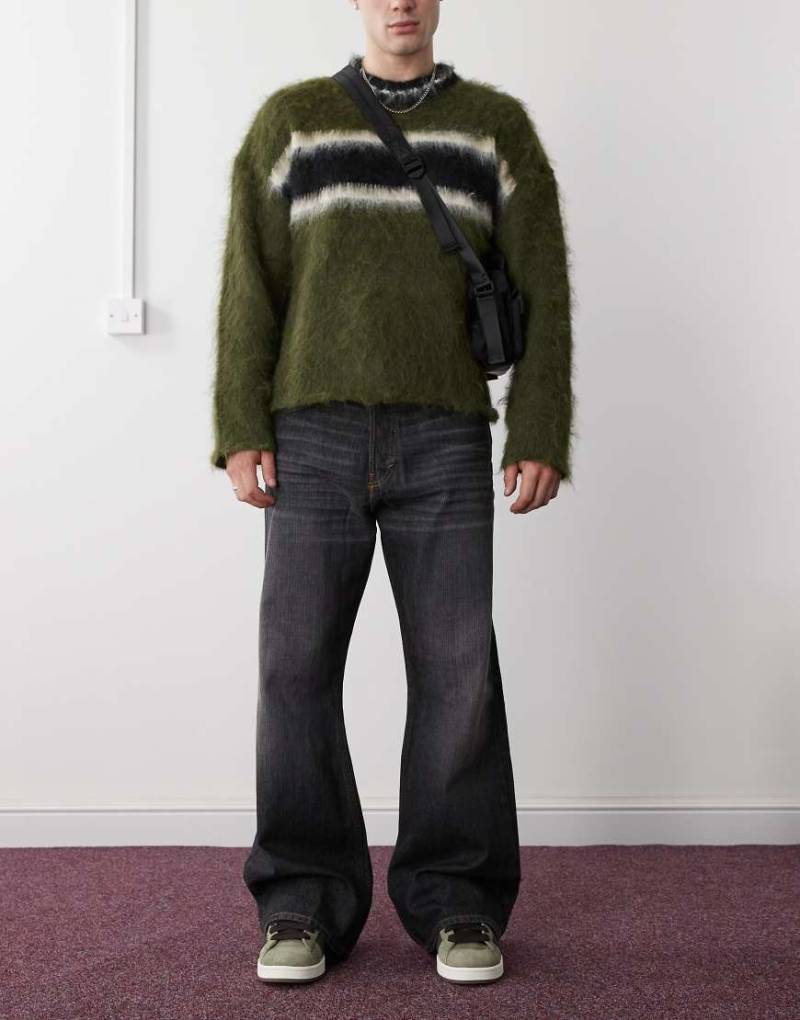 Weekday Time - Weit geschnittene Bootcut-Jeans in Aschschwarz von Weekday