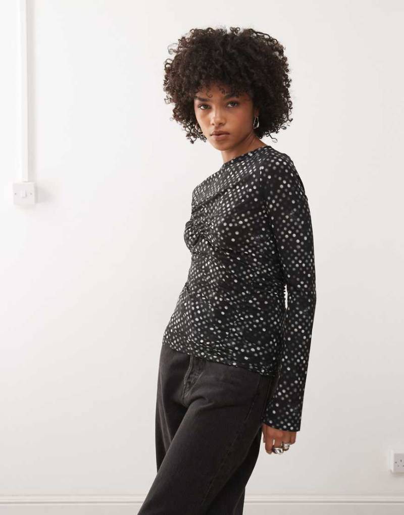 Weekday - Transparentes Netzoberteil in Schwarz mit Polka Dots und gerafftem Detail von Weekday