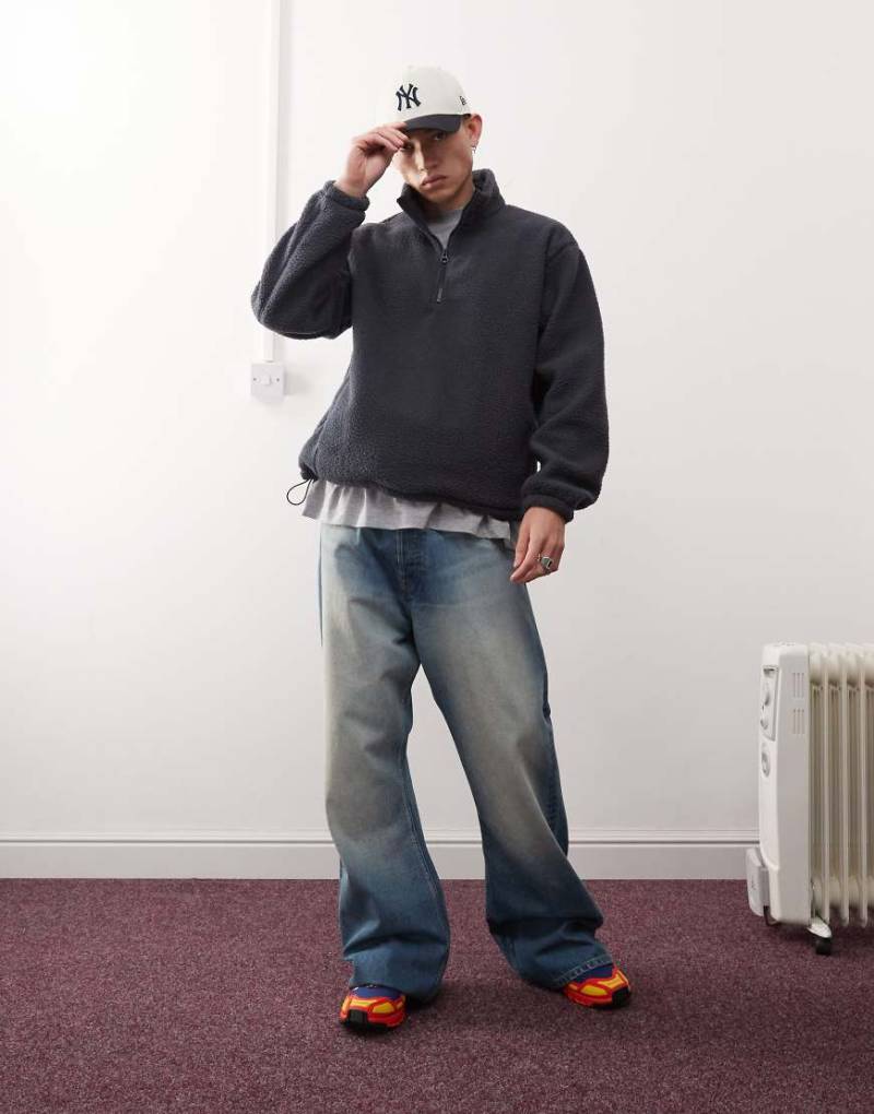 Weekday - Travis - Sweatshirt aus Teddy-Fleece in Dunkelblau mit halblangem Reißverschluss von Weekday